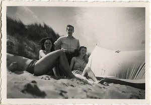 ALTES FOTO - VINTAGE SNAPSHOT - GRUPPE PAAR STRAND LIEBHABER CAMPING -LOVERS - Bild 1 von 1