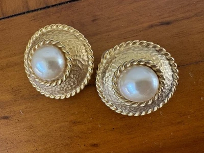 Pendientes de clip Yosca grandes vintage diseño de cuerda de perlas sintéticas tono dorado Foto 1 de 4