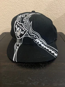 Cappello/Cappello Oakland RAIDERS Vintage REDZONE FLATBILL, opera d'arte ricamata - NUOVO - Foto 1 di 8