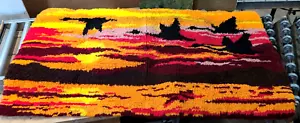 Vintage 70er Mid Century Mod Riegel Haken Teppich Wandbehang fliegende Gänse Sonnenuntergang 51"x23" - Bild 1 von 5