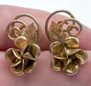Vintage Gold Tone Rose Flower Screw Back Earrings Clamp On Cottage Grandma Core - Imagen 1 de 3