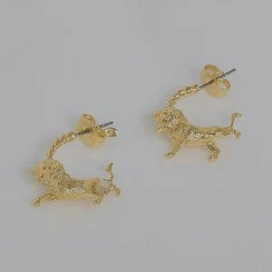 Orecchini a cerchio Les Nereides placcati oro leone - Nuovi RRP90,00 - Foto 1 di 3