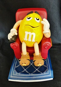 Dispenser caramelle M&M 1999 sedia ragazzo pigro giallo arachidi telecomando porta caramelle - Foto 1 di 5