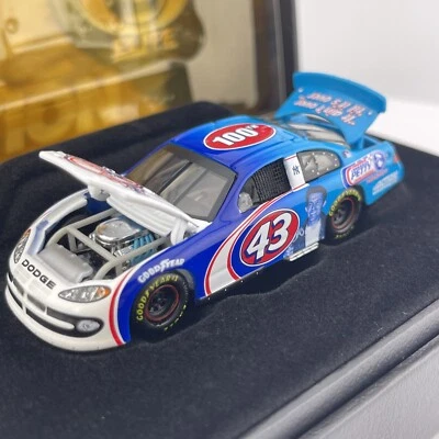 1/64 Elite Richard Petty/Yogi Berra Yankees 100 Aniversario 2003 Intrepid Foto 1 de 4