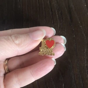 I Love Volks Sports Red Heart Lapel Pin - Imagen 1 de 3