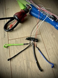 Bracelet sifflet + devrilleur de lignes pour ailes / voiles de kitesurf - Afbeelding 1 van 8