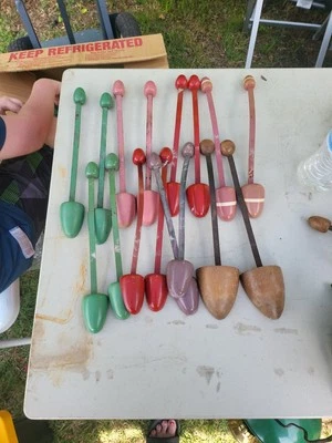 8 pares de camillas modeladoras de zapatos vintage de madera y metal rosa verde azul dorado años 60 Foto 1 de 4