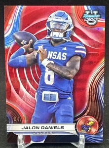 2024 Bowman's Best University Red Refractor Jalon Daniels/10 Kansas Jayhawk - Imagen 1 de 3
