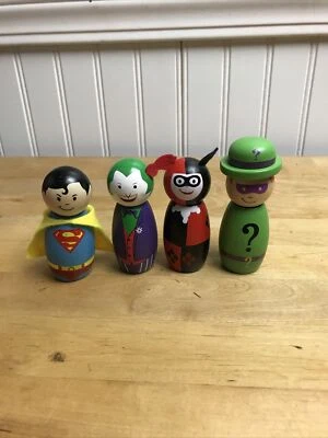 Boneco Pottery Barn Kids Wood DC Comics Coringa Harley Quinn Charada Superman - Imagem 1 de 4
