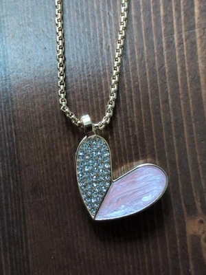RJ Graziano Rosa Esmaltado Corazón Collar Colgante Cristal Dividido Acento Tono Dorado Foto 1 de 4