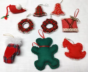 9 Vintage altmodische Stoff Ornamente ~ 2 Glocken, Bär, Fäustling, Trommel, Maus, Kränze - Bild 1 von 15