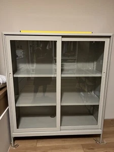Ikea Idåsen Vitrine mit Schibetüren - Bild 1 von 4