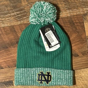 Under Armour UA Notre Dame Lucha Irlandés Gorro Gorra Sombrero Nuevo con Etiquetas Verde Dorado Pom Pom - Imagen 1 de 11