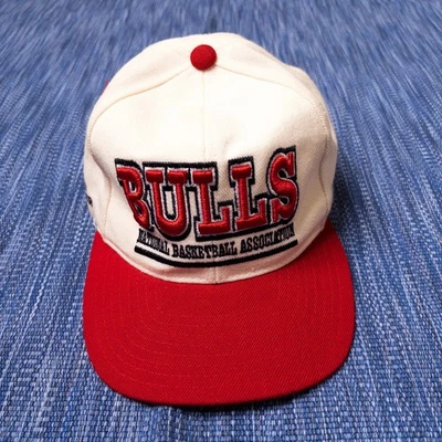 Gorra SnapBack de los Chicago Bulls de colección de los 90 jugador profesional Jordan Era Spellout NBA Foto 1 de 4