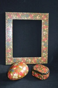 Vintage 3 Stk. Lot Ostindien Pappmaché 2 Schachteln & Rahmen Rot Blumendekor. - Bild 1 von 12
