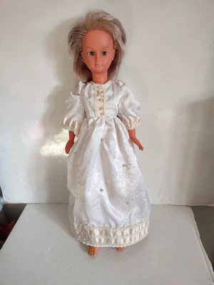 POUPEE DOLLY GEGE GéGé MC5 AVEC UNE ROBE BLANCHE MARIE  VINTAGE 1970/80 - Photo 1/4