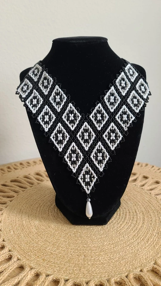 Elegante collar de cuentas de semillas de lujo hecho a mano con perlas de diseñador para ella Foto 1 de 4