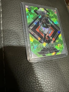 2021 Panini Prizm - Emergent Justin Fields #E-4 Green Ice Prizm (RC) - Picture 1 of 2