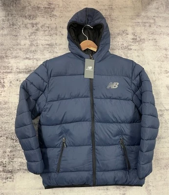 NUEVO CON ETIQUETAS - Chaqueta New Balance Puffer Tech con Capucha - Azul Marino - Para Hombre Mediana Foto 1 de 4