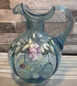 Jarra azul Fenton con flor de enredadera pintada a mano artista firmada flores púrpuras - Imagen 1 de 10