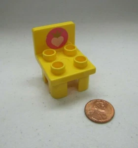 LEGO Duplo VINTAGE PRINCESS CASTLE YELLOW CHAIR HEART Furniture Chair 2 x 3 x 2 - Picture 1 of 3