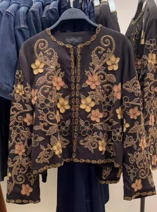 ZARA NEU MIT ETIKETT 2025. SCHWARZE JACKE BLAZER MIT BLUMENSTICKEREI UND SCHMUCK. 4457/240/800 - Bild 1 von 8