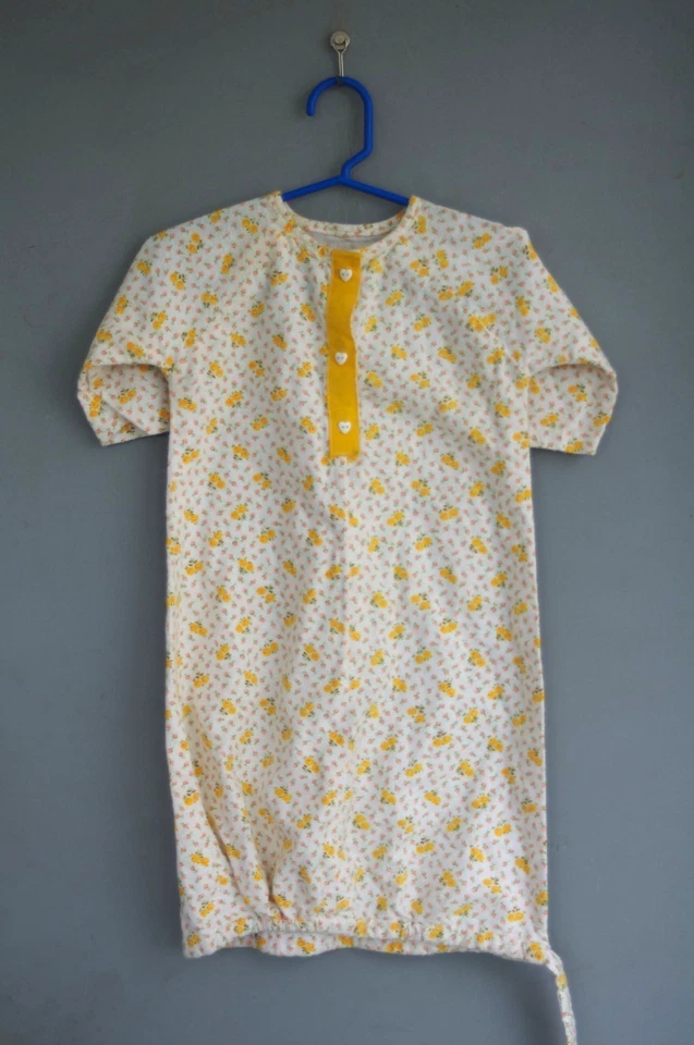 Lindo Vestido de Bebê Vintage Flanela Layette Amarelo Floral Calico - Imagem 1 de 3