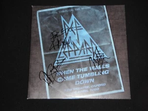ÁLBUM DE VINILO DEF LEPPARD GROUP FIRMADO WHEN THE WALL CAME DOWN - Imagen 1 de 1
