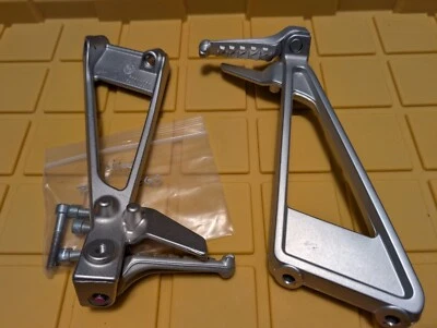 Juego de soportes de reposapiés de pasajero Aprilia LH/RH OEM 2B005206/2B005205 Foto 1 de 2