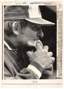 Bob Cox Atlanta Braves Manager Holding Hot Water Bottle 1980 UPI Wire Photo - Picture 1 of 1