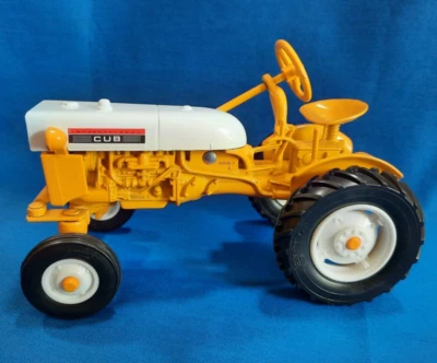 De colección 1/16 International Cub Tractor 1964-1976 #653 Ertl Diecast Granja Juguete Nuevo en Caja Foto 1 de 4