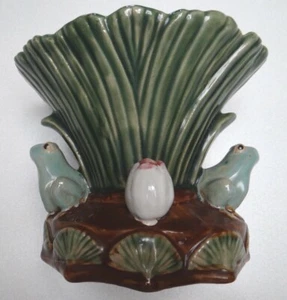  MAJOLIKA FRÖSCHE TEICHLILIEN VASE HERZSTÜCK Anfang 20. Jahrhundert  - Bild 1 von 8