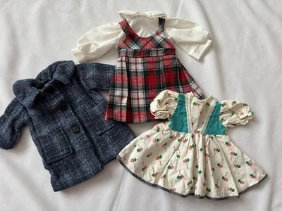 Lote De 3 Ropa Muñeca Vintage - Vestidos Abrigo Años 50 Estampado Vestido Encaje Borde Blusa Foto 1 de 4