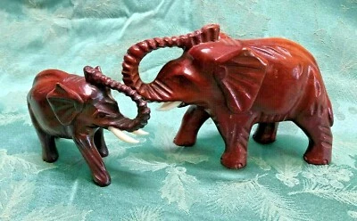 Par de Elefantes Esculpidos em Madeira Vintage 4 e 5 Polegadas Meio Século Moderno - Imagem 1 de 4