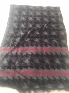 Neu mit Etikett Van Heusen WINTERSCHAL - HERREN - RET $ 36 - ONE SIZE - GRAU/ROT/SCHWARZ (5BX27 11) - Bild 1 von 5