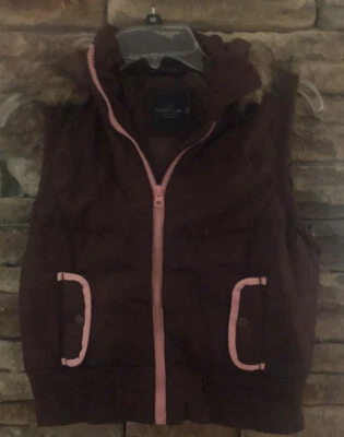 Chaleco forrado de piel sintética con capucha para niñas marrón con ribete rosa talla 10/12 Foto 1 de 3