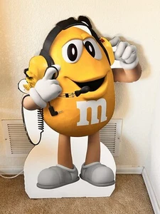 M&M gelber großer Pappausschnitt aus NASCAR Event Standkopfhörern - Bild 1 von 18