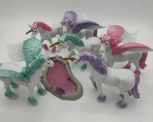 Set: 3 Einhörner & 3 Pegasus & 1 Teich - Lila Türkis Rosa LAKESHORE PVC 2013 - Bild 1 von 7