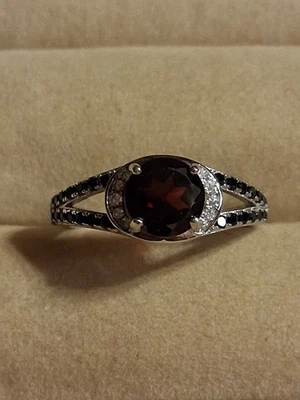 Granate Mozambique 7mm y Espinela Negra, Plato Oro Blanco 14K Esterl. Sil. 925, 7,5 Foto 1 de 4