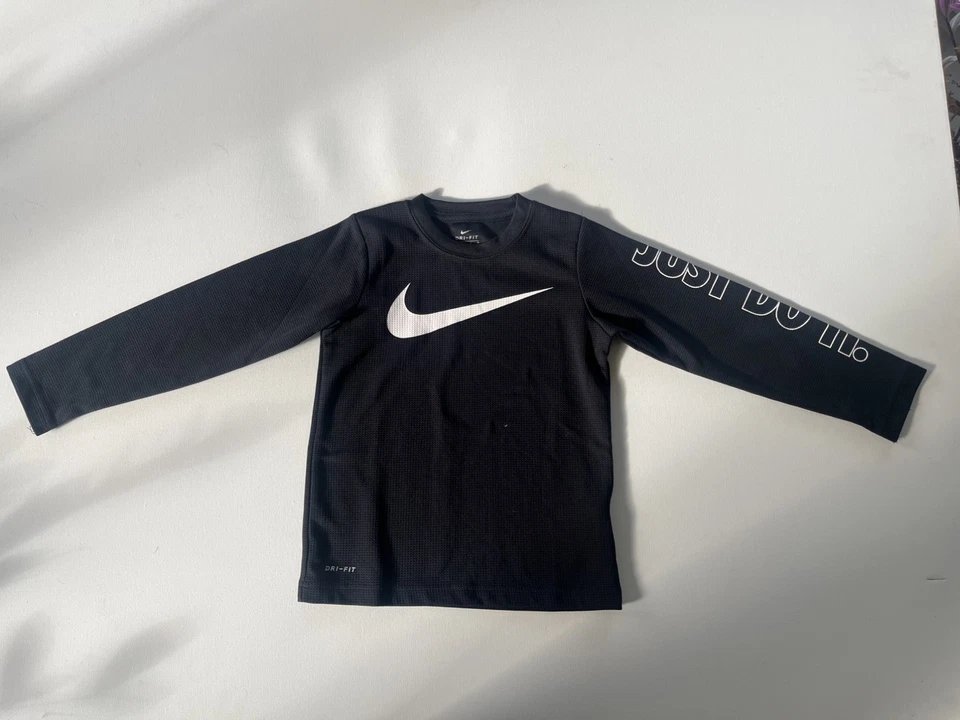 Camisa negra de manga larga con logotipo de Nike para niños talla 7 para jóvenes Waffle Swoosh Top deportivo  Foto 1 de 4