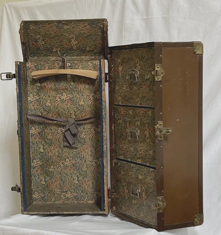 ANTIQUE DOLL/CHILD'S STEAMER TRUNK TRAVEL/TOY CHEST by P. BECKER. CHICAGO - RARE Cover