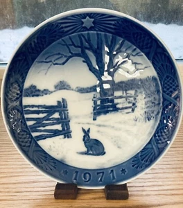 Plato de Navidad Royal Copenhagen Dinamarca 1971 liebre en invierno azul y blanco NUEVO - Imagen 1 de 3