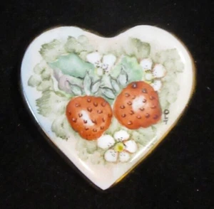 Handgefertigte & handbemalte Keramik Erdbeere Obst Herz Brosche Anstecknadel - SIGNIERT - Bild 1 von 4