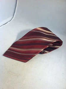 Cravatta Van Heusen, rossa con strisce orizzontali, resistente alle macchie 100% seta 57,5" - Foto 1 di 6