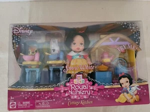 Muñeca de 4 pulgadas Disney Princess Royal Nursery 2007 - cocina cabaña blanca nieve - Imagen 1 de 2