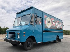 Top of the Line 25' Grumman Olsen Step Van Fashion Truck w/ Custom Retrofit for