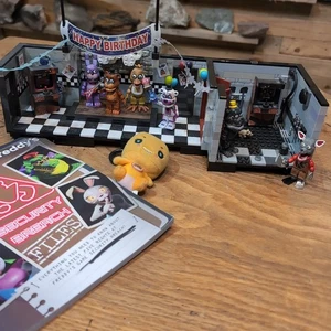 FNAF McFarlane Show Stage Set & Custom Parts Room Diorama con lotto figurine rare - Foto 1 di 16