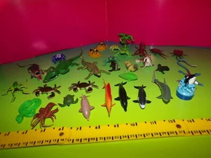 COLORFUL LOT FROGS BUGS LIZARDS GATORS FISH & More LOT SMALL PLASTIC ANIMALS - Picture 1 of 11