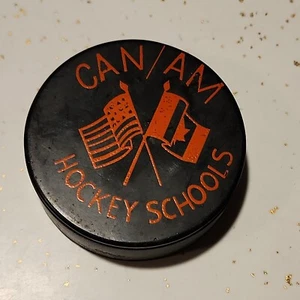 CAN / AM HOCKEY SCHOOLS HOCKEY PUCK VINTAGE RETRO MINORS SPORTS CANADA USA - Picture 1 of 3
