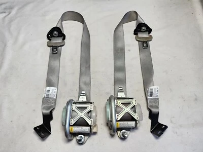 2006 - 2007 Cadillac DTS Drivers & Passengers Front Seat Belts (OEM) Gray  Foto 1 de 4